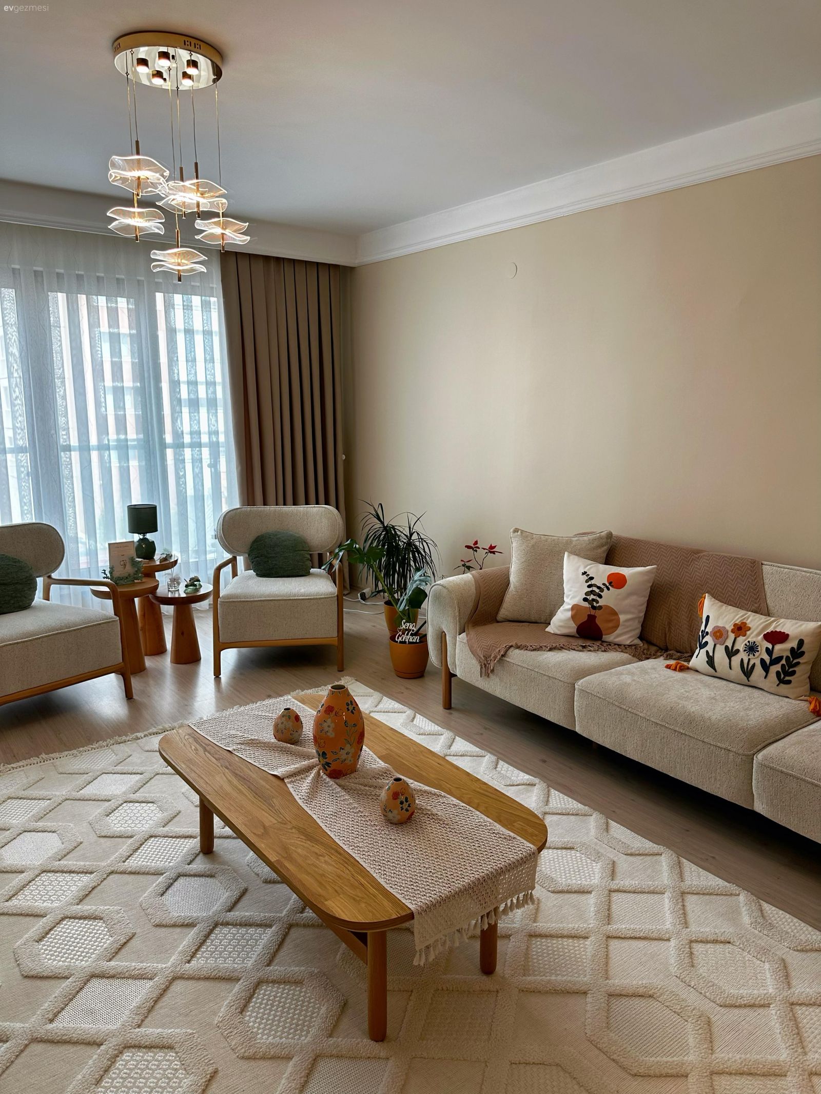 Salon, Modern, İskandinav, Krem, Bej, Beyaz, Kahverengi, Koltuk takımı, Berjer, Fon perde, Perde, Tül perde, Orta sehpa,