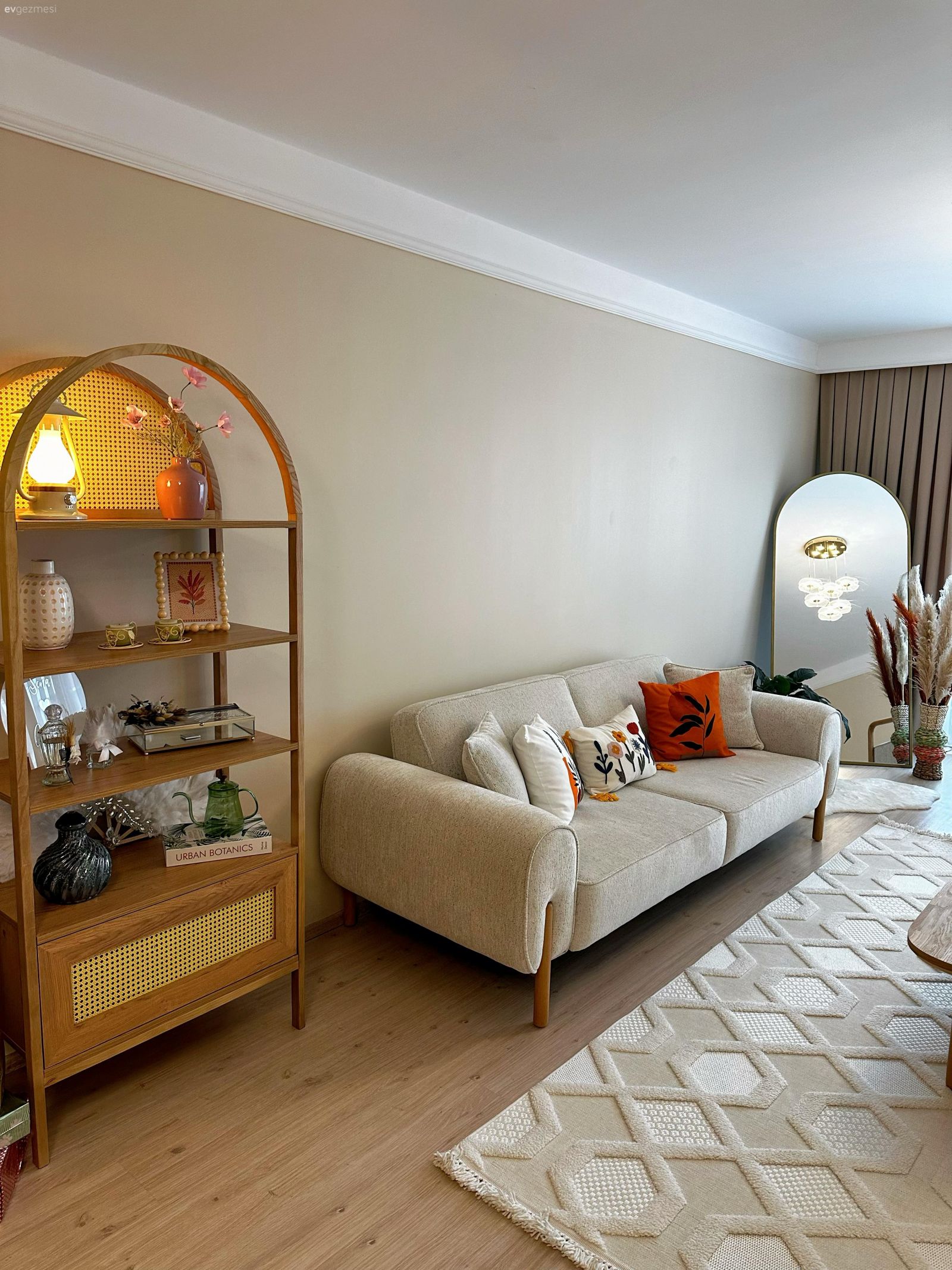Salon, Modern, Krem, Bej, Turuncu, Hasır dolap, Koltuk takımı, Boy aynası, Ayna, Halı, Salon halısı, Dekoratif Objeler,