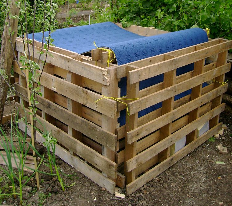 This simpler bin is tied together with string and insulated for warmth. Image by London Permaculture, cropped for this a
